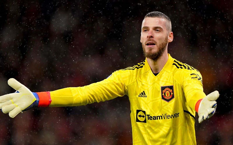 CĐV MU công kích De Gea 